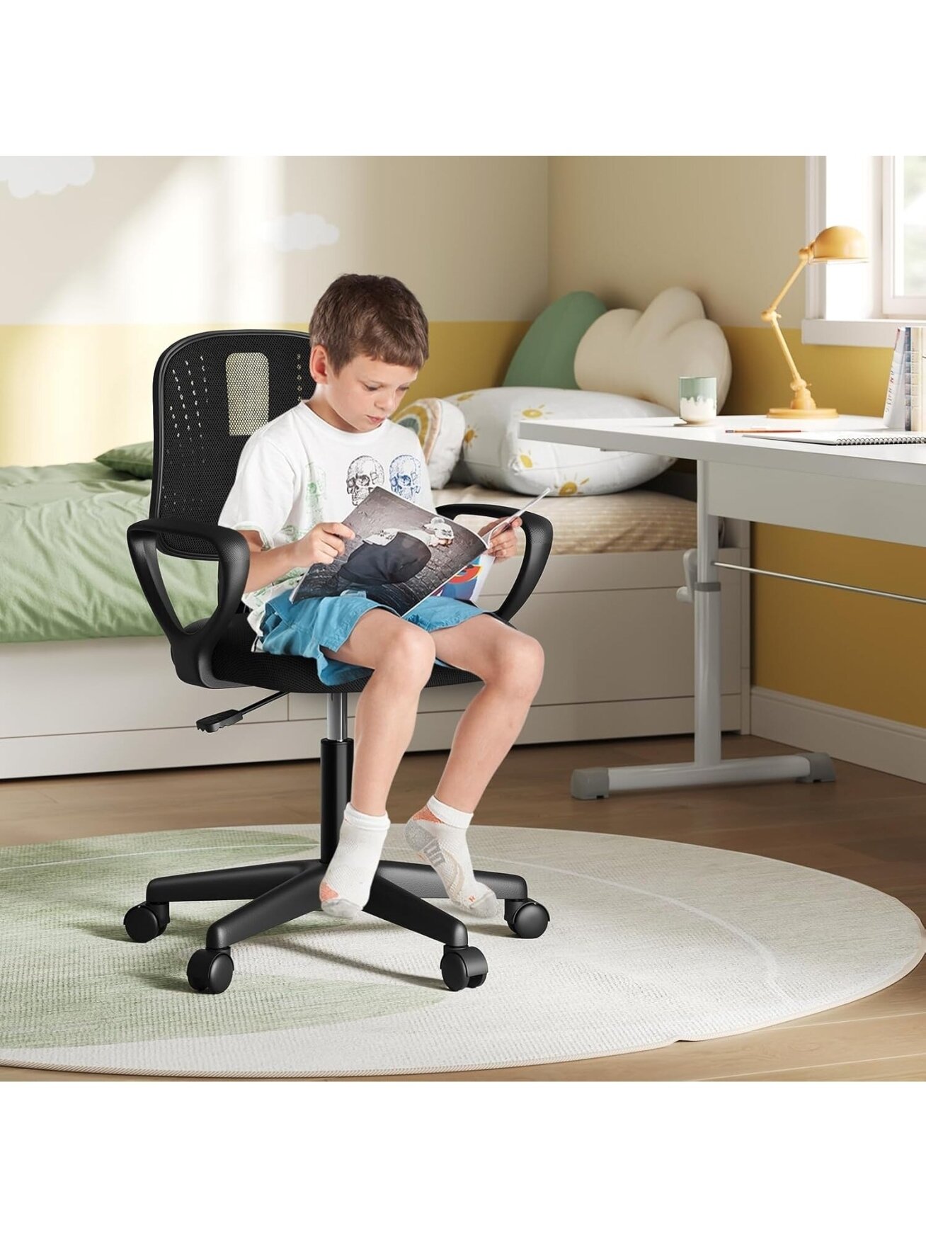 Ergonomic Children's Desk Chair, Height Adjustable, with Movable Breathable Mesh Backrest, Armrests and Wheels.